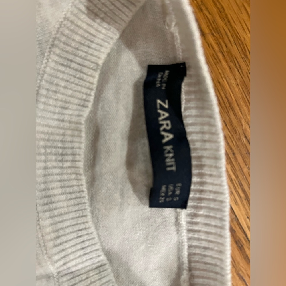 Zara knit size S light grey / off white basic sweater with detail pearl sleeve💗